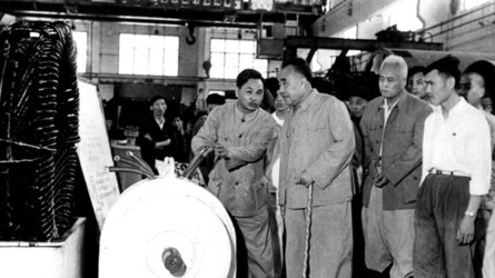 同志视察上海电机厂