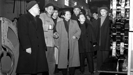 1960年宋庆龄视察上海电机厂