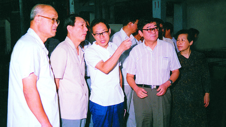 1988年朱镕基同志视察上海电机厂